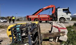 Devrilen forkliftin altında kalan sürücü ağır yaralandı