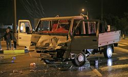 Yakıt tankeriyle çarpışan kamyonetteki 2 kişi yaralandı