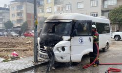 Nazilli'de park halindeyken yanan minibüste hasar oluştu