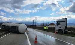 Sarıgöl'de devrilen tırın sürücüsü yaralandı