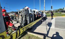 Cipe çarpmamak için manevra yapan ambulans devrildi: 4 kişi hastanelik!