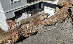 İzmir'de istinat duvarının çöktüğü sokakta çalışmalar sürüyor