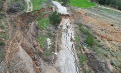 Manisa'da toprak kayması: Yol ulaşıma kapatıldı!