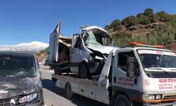 Minibüs refüjü aşıp kamyonete çarptı: Baba-oğul yaşamını yitirdi!