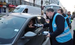 AK Partili Saygılı trafikte kalanlara iftariyelik dağıttı