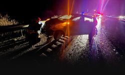 Refüje çarpan otomobile başka araç çarptı… 2 yaralı!