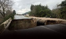 Aydın'da karayolu çöktü: dev çukur oluştu