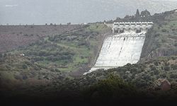 İzmir'de bunu da gördük... Güzelhisar Barajı doldu kapakları açıldı