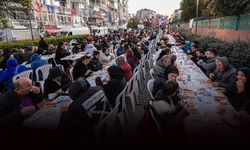 Büyükşehir iftar sofrasını bu kez Karşıyaka’da kurdu