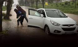 Büyükşehir’in zabıtası İzmirliyi sırtında taşıdı