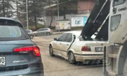 Facianın eşiğinden döndüler: Kamyondaki demirler araca saplandı!