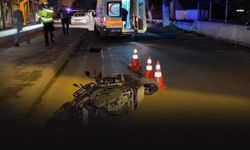 Genç motosiklet sürücüsü park halindeki kamyona çarptı... Kurtarılamadı!