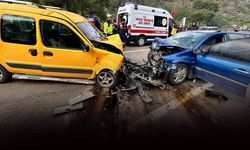 İki araç kafa kafaya çarpıştı: 1 çocuk öldü, 6 yaralı!