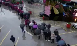 İndirim için geceden çadır kurup 8 saat yağmur altında beklediler