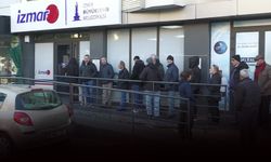 İZMAR önünde 'Ramazan' kuyruğu: "Dışarısı çok pahalı"