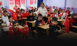 İzmir’de ikinci dönem Türk bayraklarıyla başladı