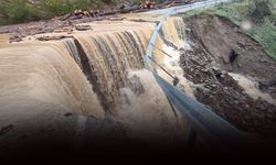İzmir'de sağanak kabusa dönüştü: Kara yolu çöktü, ulaşım durdu!