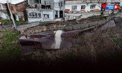 İzmir'in göbeğinde korkunç olay: Asfalt yol çöktü!