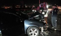 Manisa'da korkunç kaza: Otomobil bariyerlere saplandı!