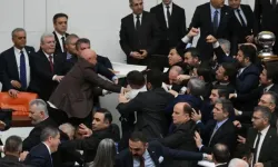 Meclis'te yumruklu kavga: Bakanlara gecikmeli yemin etti!