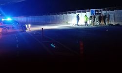 Motosiklet önce levhaya sonra duvara çarptı: Sürücünün feci sonu!