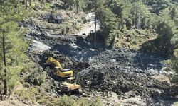 Muğla'da toprak kayması: Yol ulaşıma kapatıldı