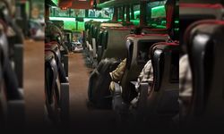 İzmir'de pes dedirten görüntüler! Kırık otobüs kapısını yatakla kapattılar