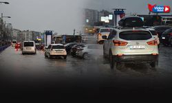 Sağanak İzmir’i etkisi altına aldı...  Kordon'u su bastı!