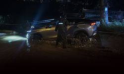 Sağanak kenti esir aldı: Araç dereye kapıldı, evleri su bastı