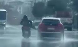 Seyir halinde yanındaki araca tekme attı: Cezadan kaçamadı!