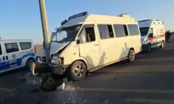 Tarım işçilerini taşıyan minibüs direğe çarptı: 15 yaralı