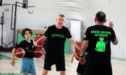 Alperen Şengün'ün antrenörü İzmir'de genç basketbolcularla bir araya geldi