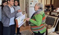 Muğla'da liselilerden emekli öğretmenlere vefa ziyareti