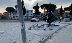 Nazilli'de otobüs durağına çarpan otomobildeki çift yaralandı