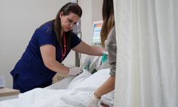 Yoğun bakımda hastalarına, evde üçüzlerine özveriyle bakıyor