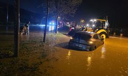 Manisa'da sağanak hayatı felç etti: Araçlar mahsur kaldı