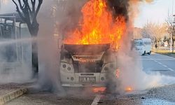 Seyir halindeyken alev alan minibüs kullanılamaz hale geldi!