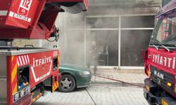 Şarjdaki batarya patladı, iş yerinde yangın çıktı