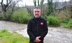 Sosyal medyada toplanan altın avcıları, yağışa rağmen İzmir'de derede altın aradı