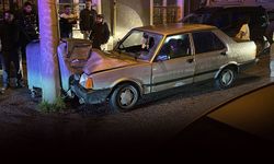 Alkollü sürücü dehşet saçtı, elektrik direğine çarptı: 1'i ağır, 2 yaralı