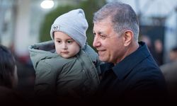 Başkan Tugay'dan Bornova'da mesaj: Bayramlıksız çocuk kalmayacak