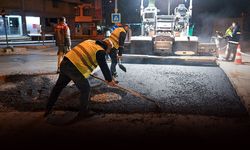 Bornova’da gece asfalt mesaisi