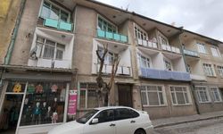 Babasını boğdu, cesediyle aynı evde kaldı!