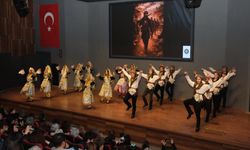 Dikili Belediyesi Halk Oyunları Topluluğu’ndan Anlamlı Gösteri