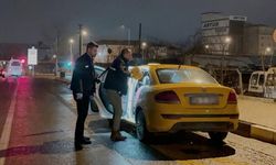 Takside yolcu dehşeti: Şoförü omzundan bıçakladı