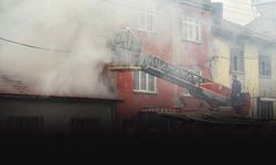 Evin çatısı yandı... Facianın eşiğinden dönüldü!