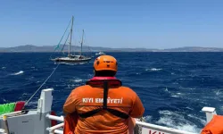 Fethiye'de denizde sürüklenen teknedeki 2 kişi kurtarıldı