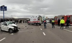 İki otomobil çarpıştı: 1'i ağır 4 kişi yaralandı!