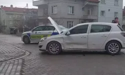 İki otomobil çarpıştı: 1'i çocuk, 3 kişi yaralandı!