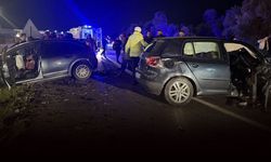 İzmir'de iki otomobil kafa kafaya çarpıştı: 4 kişi hastanelik!